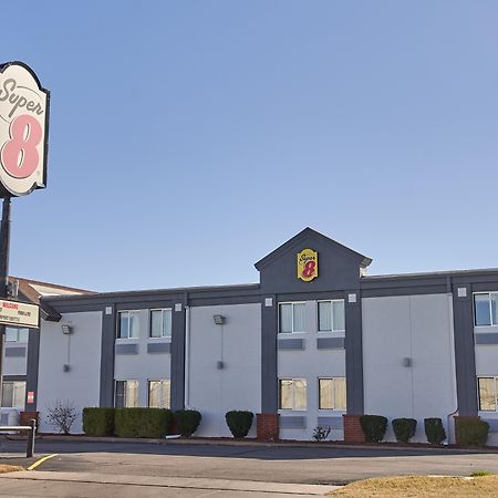 Motel Super 8 By Wyndham Wichita Airport West Kellogg Exterior foto